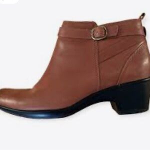 Clarks Chestnut Leather Ankle Boots with Side Buckle in size 11 N